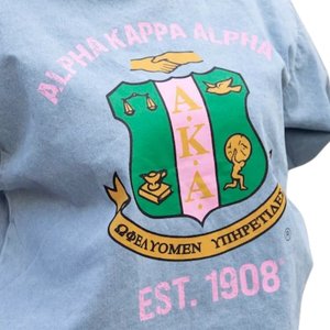 Camiseta de Mezclilla con Estampado de Letras Griegas para Mujer, Top Informal Premium, Elegante y Cómodo para el Verano, 100% Algodón, Secado Rápido - Product Image 3