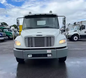 Camión de Plataforma Plana Freightliner M2 106 de 24 pies, Usado, Genuino, Años 2014, 2016, 2017, 2018 - Automático de 6, 9 Velocidades, con Puerta Trasera, Listo para Exportar - Product Image 2