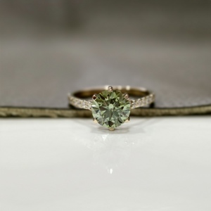 Anillo de Diamantes Cultivados en Laboratorio, Corte Redondo, 2 Quilates, Color Verde Fantasía, Certificado IGI, con Banda Pavé, para Compromiso, Boda o Aniversario, Regalo para Mujer - Product Image 2