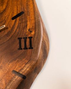 Reloj de Pared de Madera Irregular con Números Romanos, Pantalla de Cuarzo, Decorativo, de Una Sola Cara, para Sala de Estar u Oficina - Product Image 2