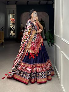 Ensemble Lehenga Choli en Soie Tussar pour Femme avec Broderie Métallisée, Tenue de Mariage Ethnique, Dupatta et Blouse - Product Image 2