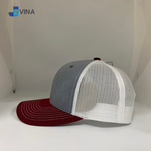 Gorra Trucker de Malla de 6 Paneles Color Borgoña y Blanco con Logotipo Personalizado, de Alta Calidad, Ajustable, Unisex, Hecha en Vietnam - Product Image 3