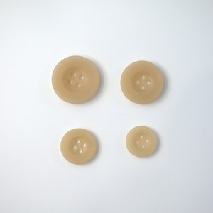 Bouton en résine le plus vendu, 20 mm, dos plat, biodégradable, couleur naturelle, fabriqué au Vietnam pour les vêtements, les chemises, les vêtements - Product Image 2