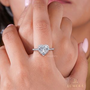 Bague de fiançailles Lumera en or blanc avec diamant taille cœur, diamant naturel certifié IGI, bague romantique pour femme - Product Image 1