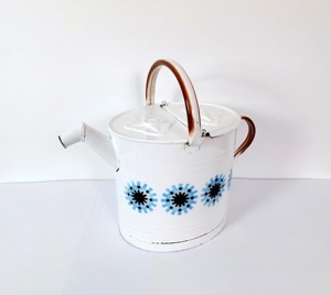 Arroseur de plantes en métal blanc pour un jardinage écologique, favorisant des soins durables des plantes en réutilisant et arrosant efficacement - Product Image 6