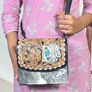 Bolso Bandolera de Cuero Genuino de Vaca Hecho a Mano con Diseño Floral Western y Pelo, Estilo Vintage para Mujer - Product Image 1