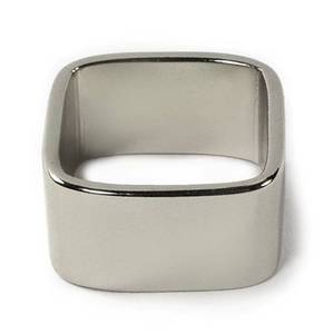 Anneau de serviette carré en aluminium doré texturé moderne, accessoire de table écologique et unique pour mariage, fête, dîner de luxe - Product Image 3