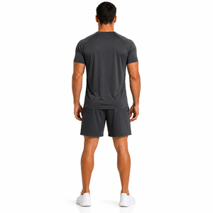 Ensemble de t-shirts sportifs à manches courtes gris foncé pour hommes, séchage rapide, en polyester tricoté, vêtements de sport d'été, shorts et baskets blanches inclus - Product Image 6