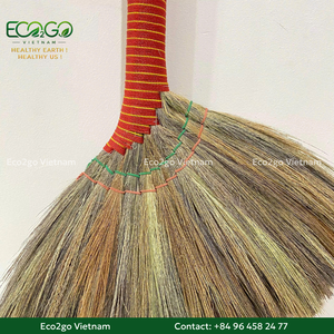 Escoba de Hierba Natural 100% Hecha a Mano con Cerdas Suaves, Mango de Madera Ecológico y Duradero Eco2go Vietnam para Limpieza del Hogar - Product Image 5