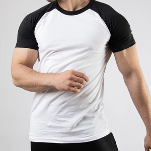Camiseta de Manga Raglán Ajustada para Hombre, Color Blanco en el Cuerpo y Negro en las Mangas, Cuello Redondo, Estilo Casual, Tejido de Punto Jersey, 100% Algodón - Product Image 4