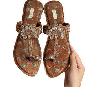 Chaussures tendance pour femmes, imprimées et personnalisables, fabriquées à la main, style Kolhapuri, avec semelle intermédiaire antidérapante - Product Image 1