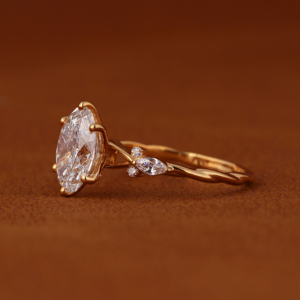 Bague de fiançailles ovale en diamant de laboratoire de 2,50 carats, or massif 14 carats, certifiée IGI, inspirée de la nature - Product Image 3