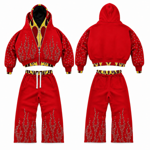 Conjunto de sudadera con capucha roja de dos piezas para hombre, con sudadera corta con cremallera y gráfico de diamantes de imitación, pantalones deportivos a juego, ropa informal de calle. - Product Image 1
