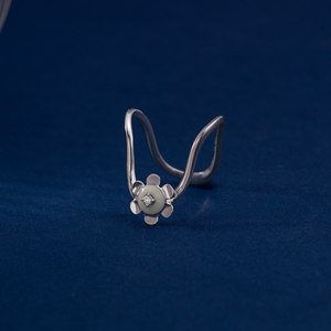 Anillo Abierto de Plata de Ley 925 con Diamantes Naturales Florales para Mujer |   Anillo Ajustable Minimalista con Flor de Margarita |   Regalo de Joyería Fina - Product Image 5