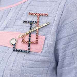 JJOA Pin de Diamantes de Imitación Rosa y Azul con Diseño en J, Broche Elegante con Diamantes de Imitación para Chaquetas y Accesorios, Pin de Joyería Elegante - Product Image 6