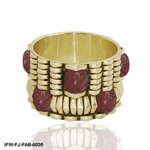 Brazalete Bohemio Grueso Dorado con Detalles de Resina Roja Intensa, Estilo Étnico Audaz, Hecho a Mano para Mujer - Product Image 4