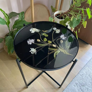 Mesa Auxiliar de Resina Botánica Negra con Acentos de Flores Prensadas en Epoxi - Product Image 1