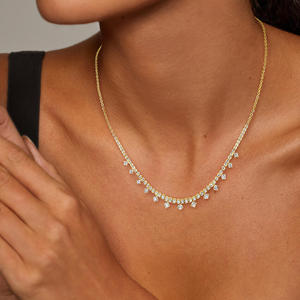 Collar de Oro con Colgante de Hoja Esculpida y Diamantes - Product Image 4