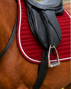 Tapis de selle d'équitation en tissu confortable de couleur rouge, doublure en tissu, compression, lavable, antidérapant, pour l'entraînement et la compétition équestre - Product Image 4