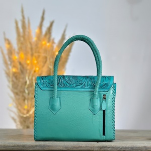 Bolso Bandolera de Cuero Genuino con Diseño Floral y Letras Hechas a Mano, Estilo Occidental, Compacto, para Mujer, de Diseñador - Product Image 3