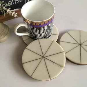 Expositor de Lujo para Posavasos de Cerveza, Té y Café, Posavasos Personalizados de Madera de Acacia para Bebidas, Juego de Posavasos de Resina Epoxi con Soporte - Product Image 4