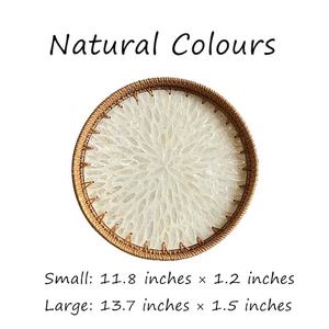 Plateau de service décoratif en rotin et nacre à motif de feuilles d'émeraude, idéal pour la décoration intérieure et la présentation de collations, par UO - Product Image 2