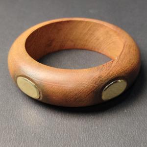 Brazalete Clásico Redondo de Madera Dura con Decoración de Botón de Latón Incrustado - Joyería de Madera Natural Pulida a Mano - Estilo Étnico Unisex - Product Image 3