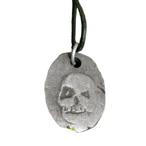 กะโหลกศีรษะเหล็กฟอร์จเครื่องประดับสไตล์โกธิคสำหรับผู้ชายสร้อยคอโซ่พร้อมจี้รูนทำจากสเตนเลสสำหรับงานปาร์ตี้แสนโรแมนติกของชาวคริสต์ - Product Image 1