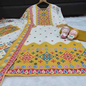 Conjunto de Salwar Kameez Tradicional de Muselina de 3 Piezas, Listo para Usar, Anarkali Kurta Pant, Vestido Largo con Estampados Florales Vibrantes, Poliéster de Secado Rápido - Product Image 4
