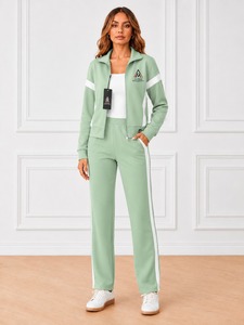 Chándal para mujer hecho de tela ligera y cómoda, perfecto para entrenamiento físico, uso casual al aire libre y diario. - Product Image 1