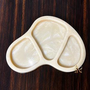 Plateau de rangement en résine irrégulière avec 1 compartiment, finition laquée, passe au lave-vaisselle, design minimaliste portable pour utilisation sur table - Product Image 4