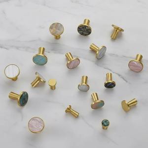 Magnifique crochet mural rond en métal et résine, organisateur multifonction idéal pour les vestes, les sacs, les serviettes et pour accrocher de petites jardinières, en provenance d'Inde. - Product Image 4