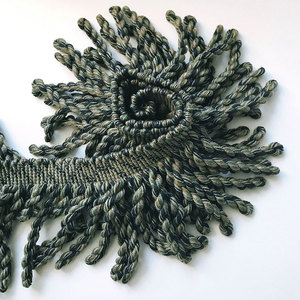 Flecos de diseño de alta gama que ofrecen un acabado fino y flecos decorativos para accesorios de vestimenta. - Product Image 1