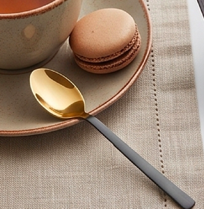 Ensemble de couverts modernes en or avec poignées noires, compatibles lave-vaisselle, en acier inoxydable, pour les tables de mariage - Product Image 3