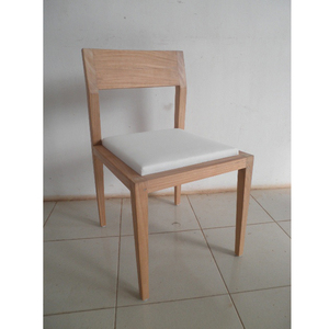 Chaise de salle à manger de style bistrot avec structure en teck massif et siège rembourré pour usage domestique - Product Image 1