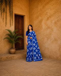 Magnifique Saree en Soie Pure Bleu Royal et Blanc avec Motif Géométrique Ikat et Bordure Argentée – Tenue Traditionnelle Indienne pour Fêtes et Cérémonies - Product Image 1