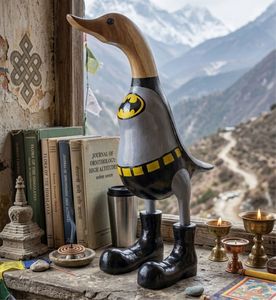 Figurine en bois Batman Duck peinte à la main, objet de collection 10x8x30 cm - Product Image 1