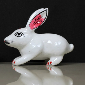 Décoration de table et de maison en métal peint à la main, représentant un lapin, artisanat Nirmala, fabriqué au Rajasthan - Product Image 1