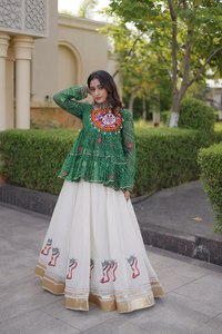 Lehenga Choli brodé vert avec jupe blanche et design indien traditionnel pour femmes, tenue de mariage - Product Image 5