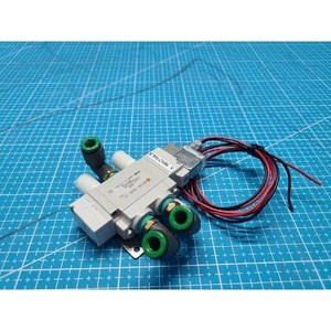 Vanne solénoïde 5 ports SMC SY5120-5LOZ-01, utilisée comme pièce détachée pour équipement semi-conducteur Legacy - Product Image 3