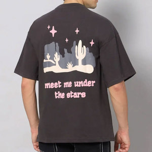 เสื้อยืดคอกลมแขนสั้นสีเทาเข้มสำหรับผู้ชายพิมพ์ลายกระบองเพชรทะเลทรายพบฉันใต้ดาวออกแบบสไตล์ลำลอง - Product Image 3
