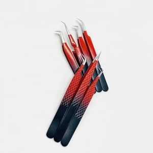 Pince à épiler professionnelle bicolore rouge et blanc en acier inoxydable thermolaqué avec logo personnalisé, embouts pointus en PVC pour extensions de cils - Product Image 5