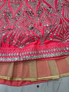Lehenga Choli en soie rose Rani tendance, broderie géométrique miroir, choli à col cœur, bordure en dentelle argentée lourde, foulard - Product Image 4