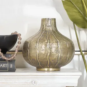 Vase en métal antique sculpté à la main, pot de fleurs décoratif vintage pour une utilisation en intérieur sur les étagères et les tables - Product Image 2