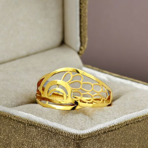 Bague de fiançailles dorée à découpe abstraite |   Design élégant à motif oculaire pour femmes |   Bijoux Featherlight 1.850 grammes, prêts pour les soirées, tendance - Product Image 4