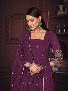 Costume Anarkali pour femmes, élégant, violet, manches 3/4, en crêpe de georgette, semi-couture, pour les mariages et les occasions festives - Product Image 3
