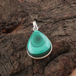 Collier en argent sterling 925 plaqué platine vintage avec malachite, pierre précieuse verte élégante, pierre conique, bijoux fins, vente en gros - Product Image 1