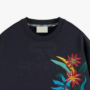 Sweat-shirt brodé élégant de haute qualité pour femme, décontracté pour les tenues du week-end et les looks modernes. - Product Image 3