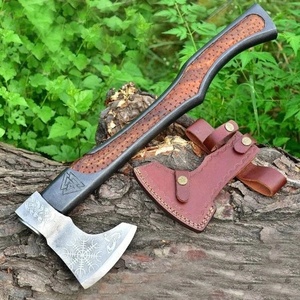 Axe Viking artisanal A&M ENTERPRISES avec tête en acier gravée de la rune Aegishjalmur, manche en bois courbé avec incrustation en cuir - Product Image 1
