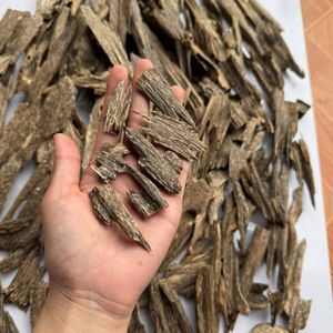 Copeaux d'agarwood naturel pur du Vietnam, parfum profond, doux et fumé, bois parfumé riche en résine naturelle - Product Image 1